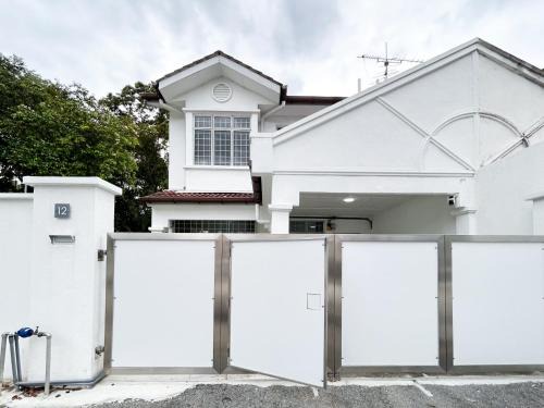 Sungai Buloh House | Corner Lot 12 Damansara Damai 14 pax by Manhattan Group