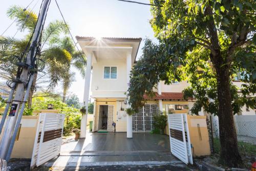 Teluk Kumbar House | Cosy HomeStay at Penang Island -Beach and Village