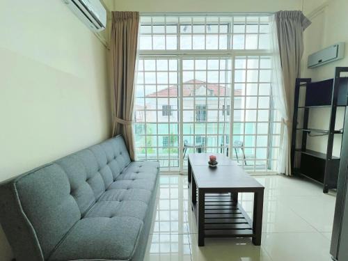 Nibong Tebal House | Cozy 2-Bedroom Balcony Suite with Living Room