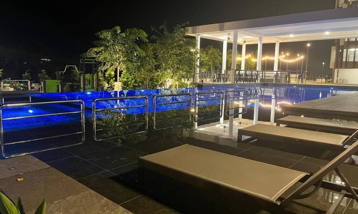 Kampung Batu Maung Apartment | cozy family stay seaview & airport view batu maung