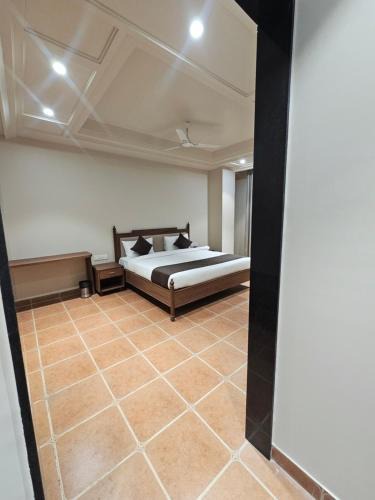 Adarsh Nagar Hotel | Crestmont Royals, Raja Park