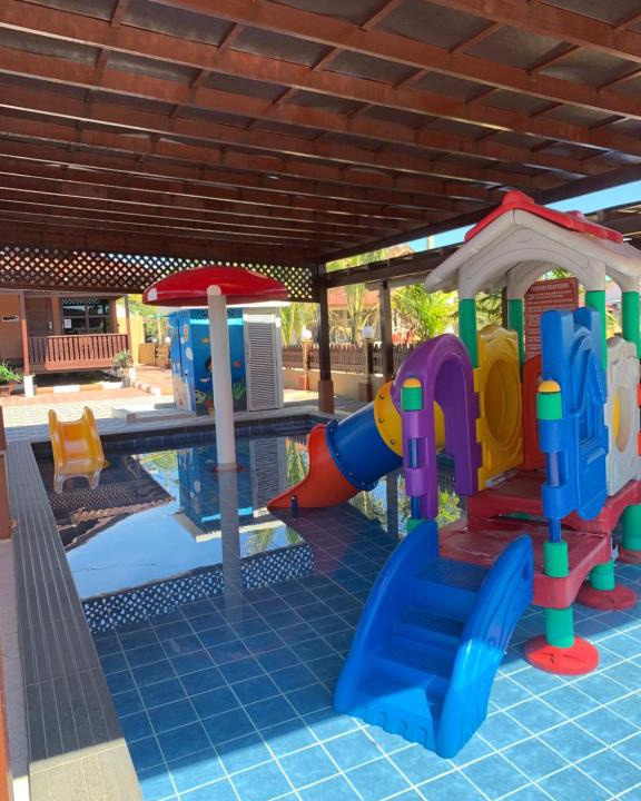 Kampung Ulu Takir Resort | D'Razna Chalet Pantai Seberang Takir