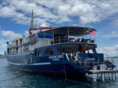 Semporna Boat Rental | Dancing Wave Luxury Liveaboard Yacht