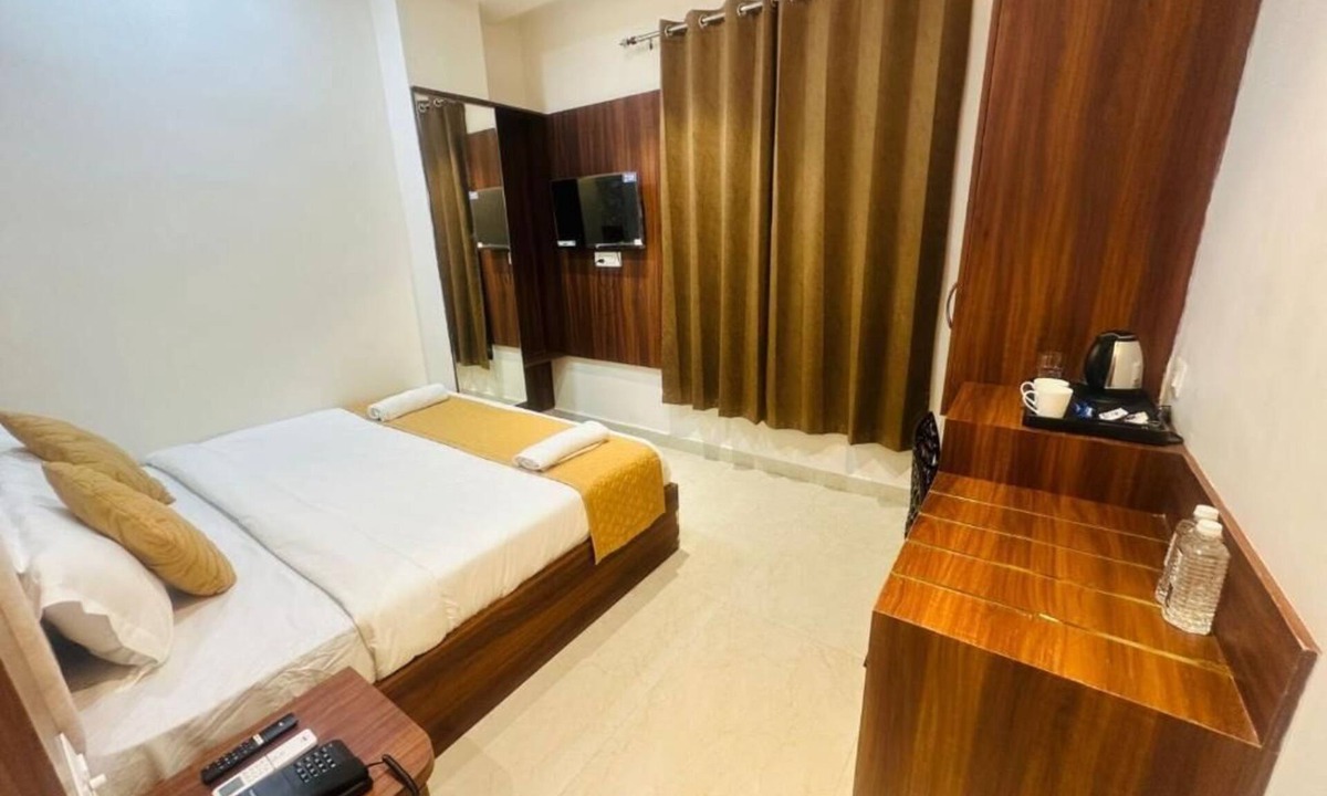 South West Bed & Breakfast | DD Green Residency- a bed & breakfast in peaceful New Delhi with AC
