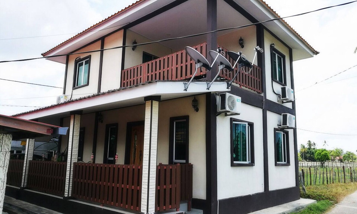 Kampung Kedawang Ski Chalet | Deluxe Triple Room W/Balcony & Private Bathroom