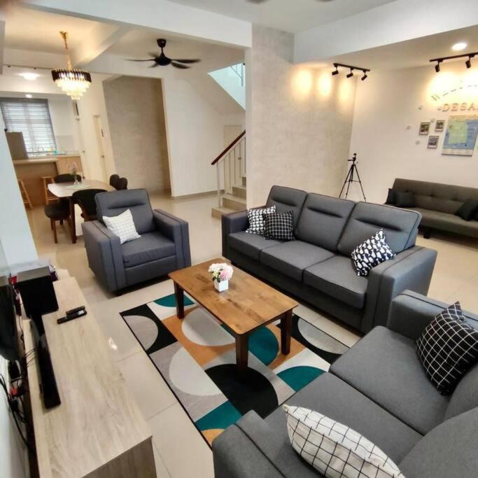 Bandar Penawar House | Desaru Homestay-Eva Seroja BBQ,WIFI,12 PAX 73S8
