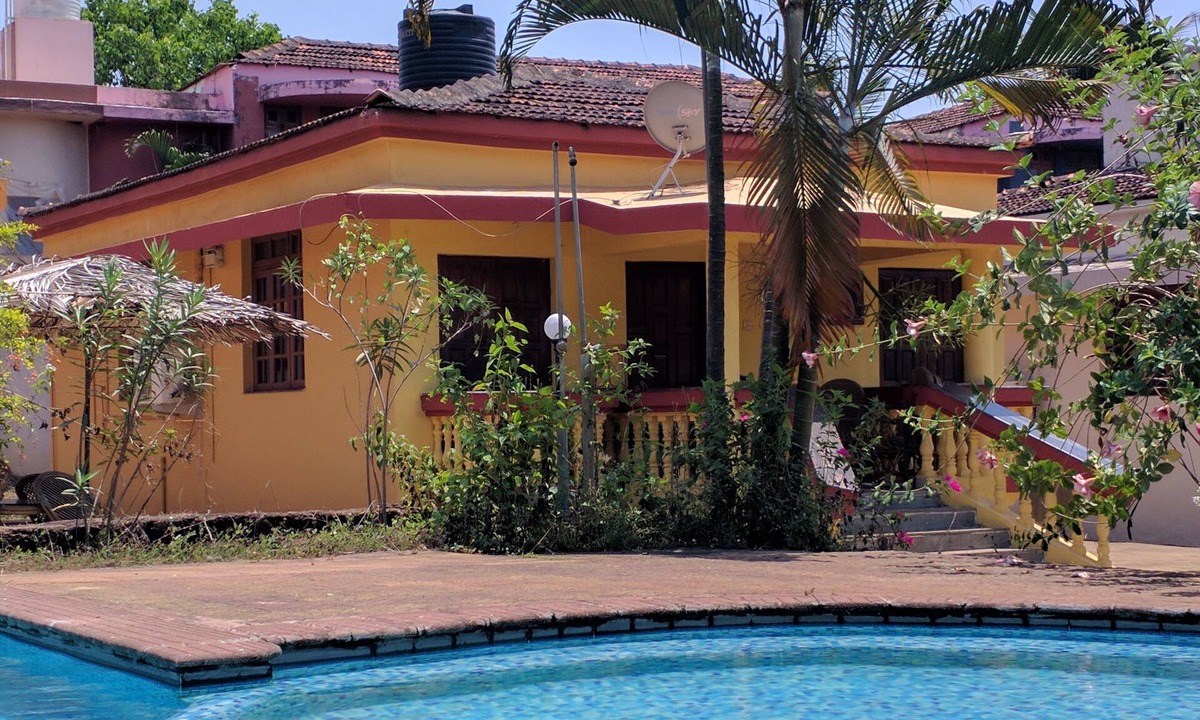 Varca House | Detached 2 Bedroom 2 Bathroom Poolside Beach Bungalow 200 meters from VarcaBeach