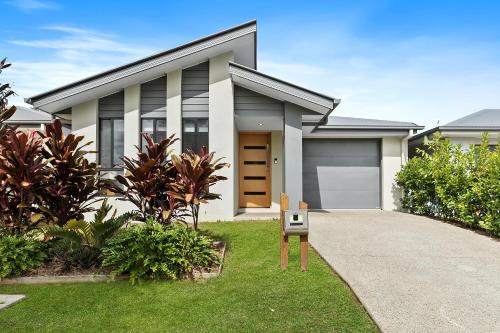 Caboolture South House | Dingo Den!