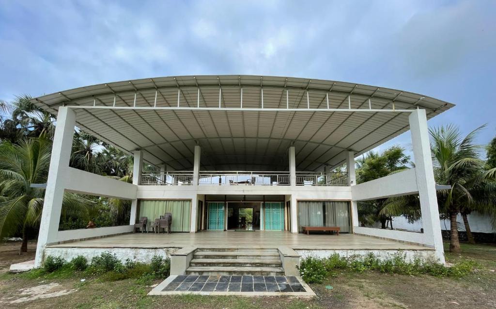 Tarapur Villa | Disha Villa-Casa Oceano, sea facing villa with a pool, at Palghar