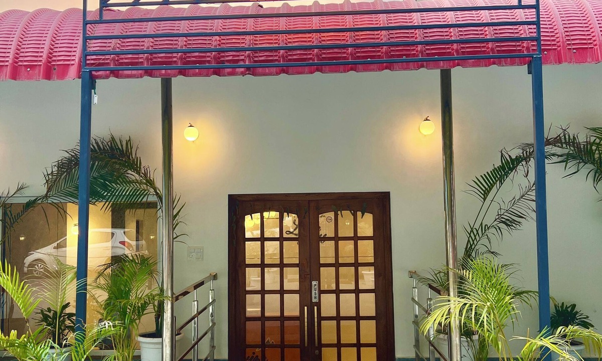 Naukuchiyatal Hotel | Divine by The Lake Hill