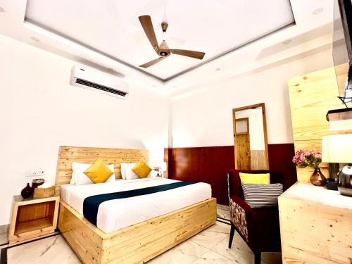 New Delhi Hotel | Divine Inn Hotel Near Rajouri Garden Main Market