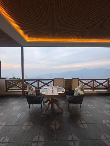 Sirala Hotel | Divine OAK Stay