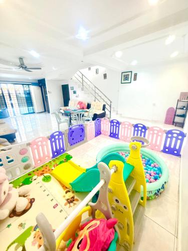 Bukit Gong House | Double Storey 5 room Bukit Beruang -18pax