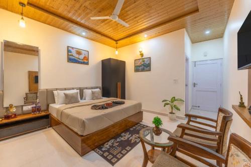 Kasauli Hotel | DUSK VIBES near mall roade kasauli Entire 1-bedroom with private balcony with delicious food