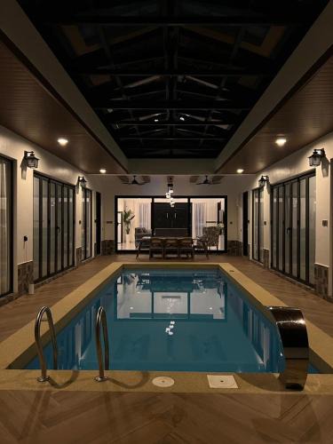 Ayer Panas House | Elite Cozy Home 5BR5B, BBQ, Karaoke, Netflix, Near MITC
