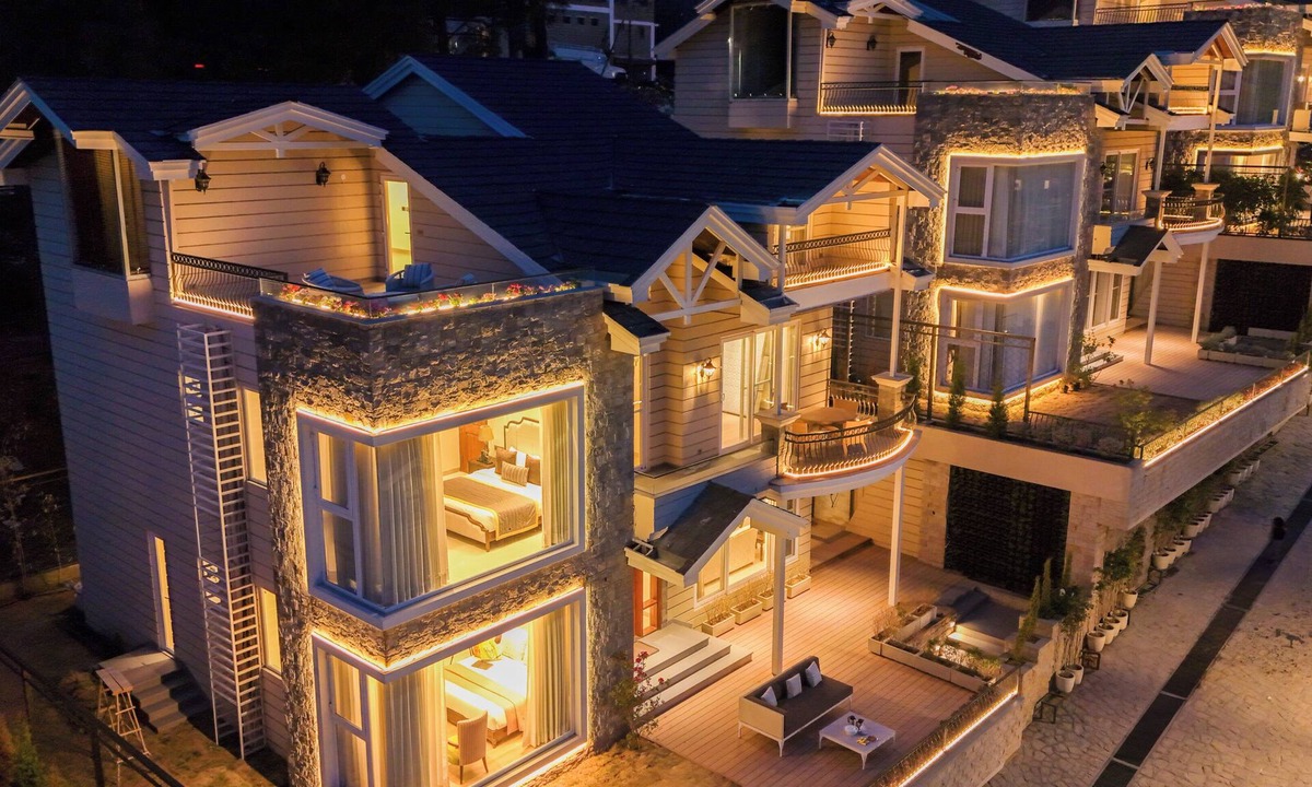 Kumarhatti Villa | ELIVAAS privé The Royce Orchid 4BHK