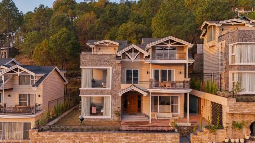 Kasauli Villa | ELIVAAS privé The Royce Rose 4 BHK Hilltop Villa With Jacuzzi, Private Pool & Hill Views