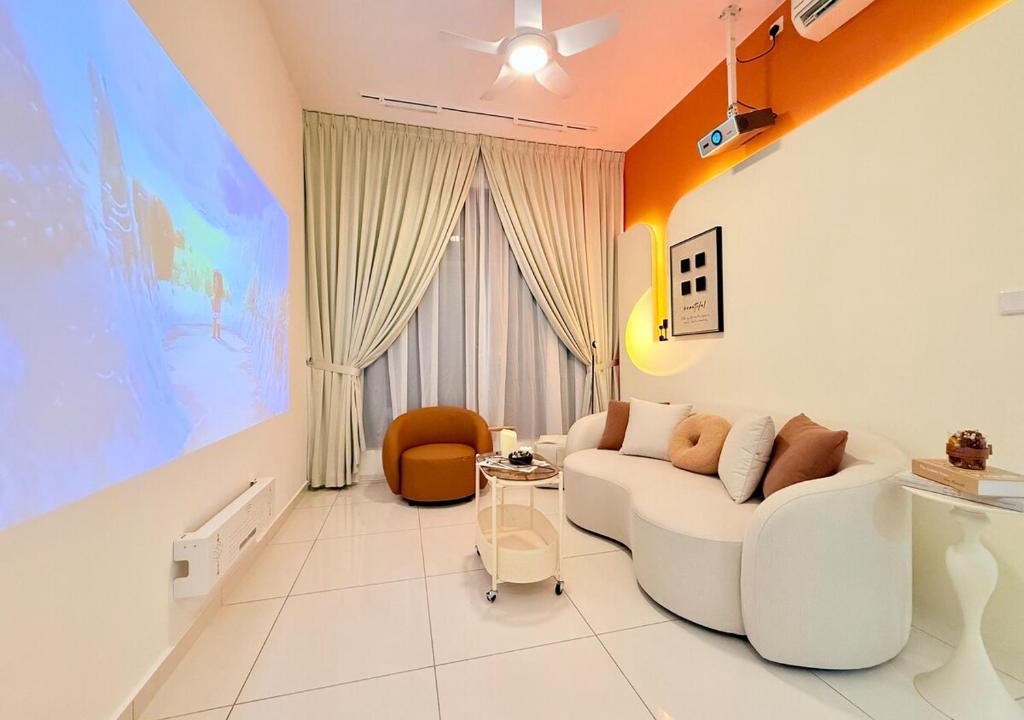 Taman Century Apartment | Ember Loft-Space Residency-KSL Mall-2BR-Projector-6 Pax