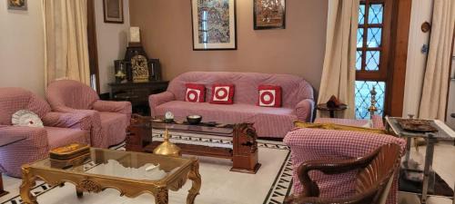 DLF Phase 3 Bed & Breakfast | Experience Indian Hospitality - DLF Ph 3 Cyber Hub