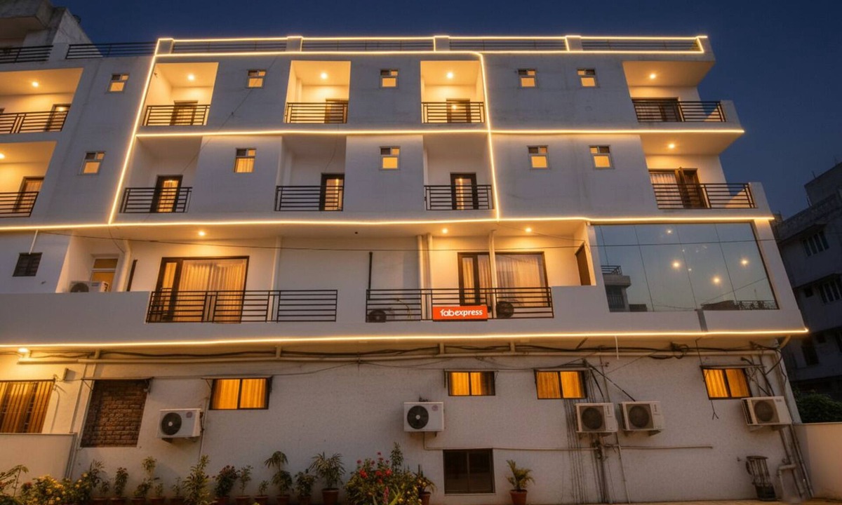 Chhatarpur Hotel | FabExpress The Premium Villa