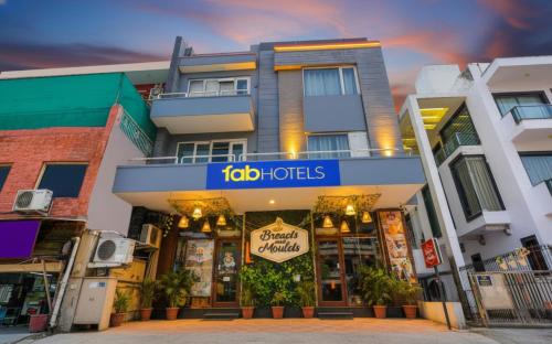 Pitampura Hotel | FabHotel Dev Palace I - Pitampura