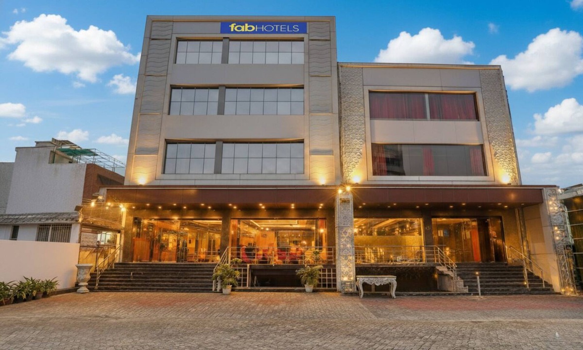 Indirapuram Hotel | Fabhotel Golden Rivaah