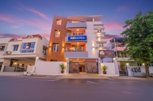 T Nagar Hotel | FabHotel Hathvik Park