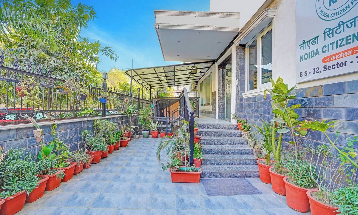 Sector 70 Hotel | Fabhotel Hm Residency