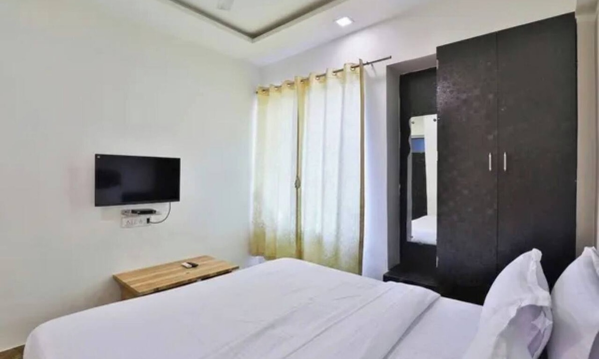 Gandhinagar Hotel | Fabhotel Mid Way