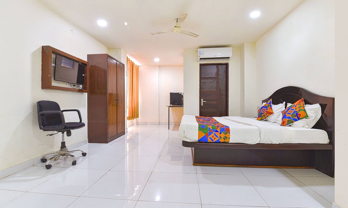 Raja Park Hotel | FabHotel Monark