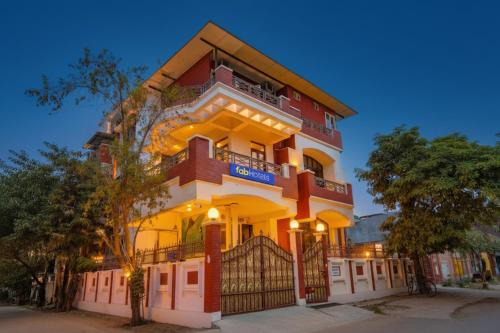 Allahabad Hotel | FabHotel Raka Inn