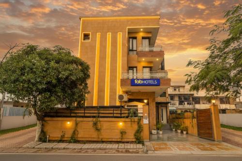 DLF City Hotel | FabHotel Rallkmas - DLF Phase 2 & MG Road Metro