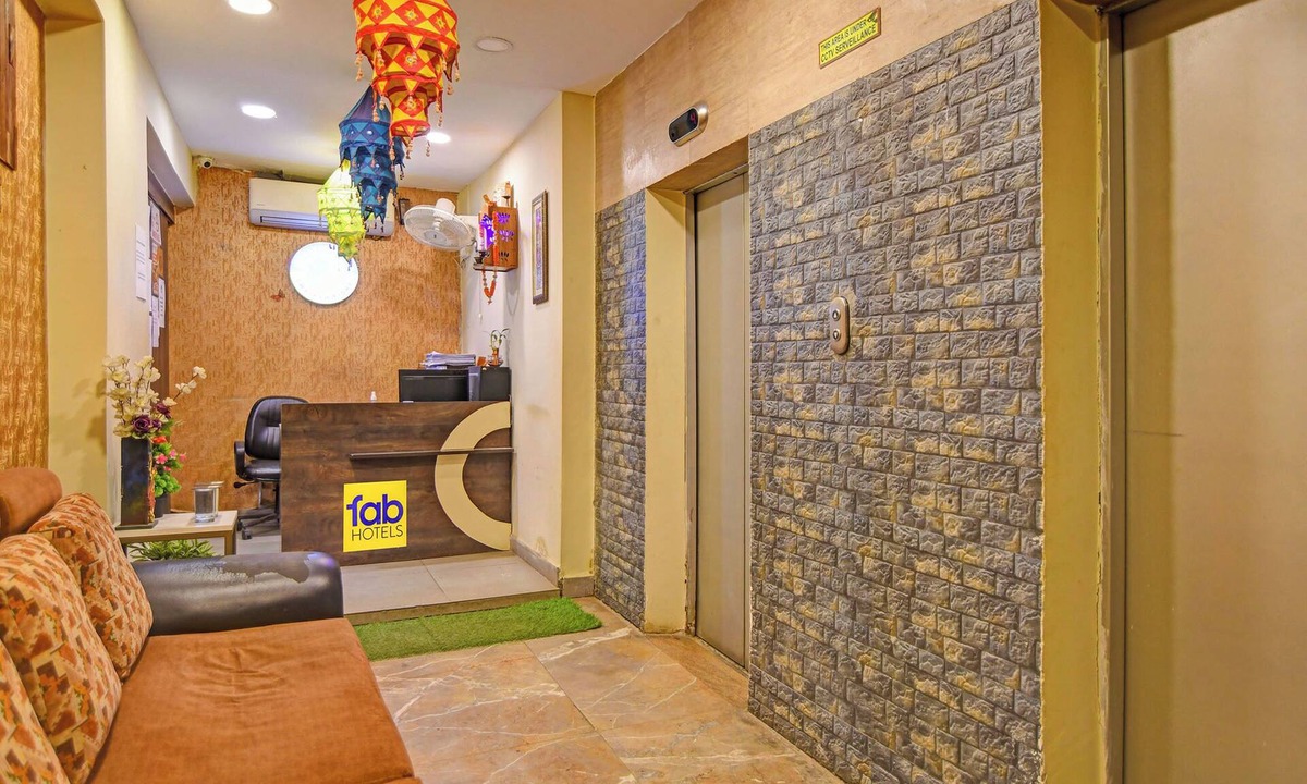 Block E Hotel | Fabhotel The Crown Aura
