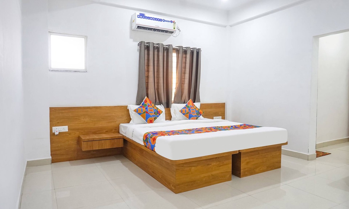 Nanded Hotel | Fabhotel White House Inn