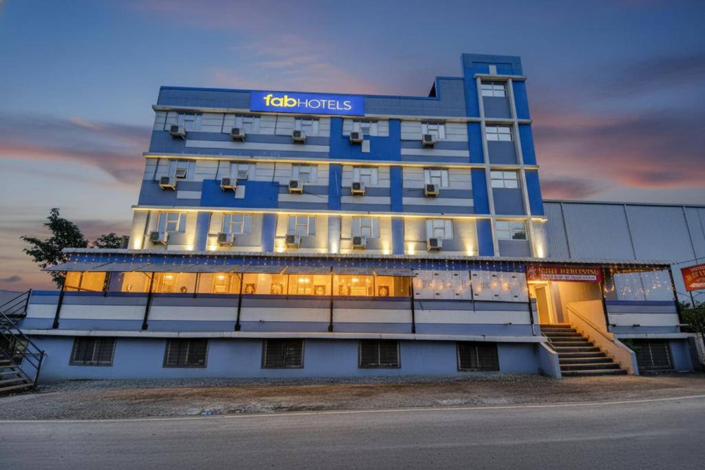 Rajgurunagar Hotel | FabHotel World King