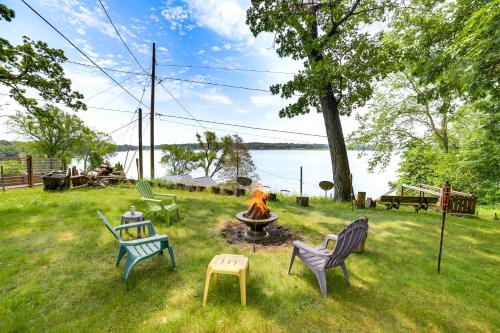 Horton House | Fall & Winter Jackson Escape on Wolf Lake