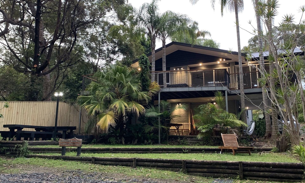 Vincentia House | Family Friendly Beach House - 2min walk to Beach, Bushwalks & Open Fireplace