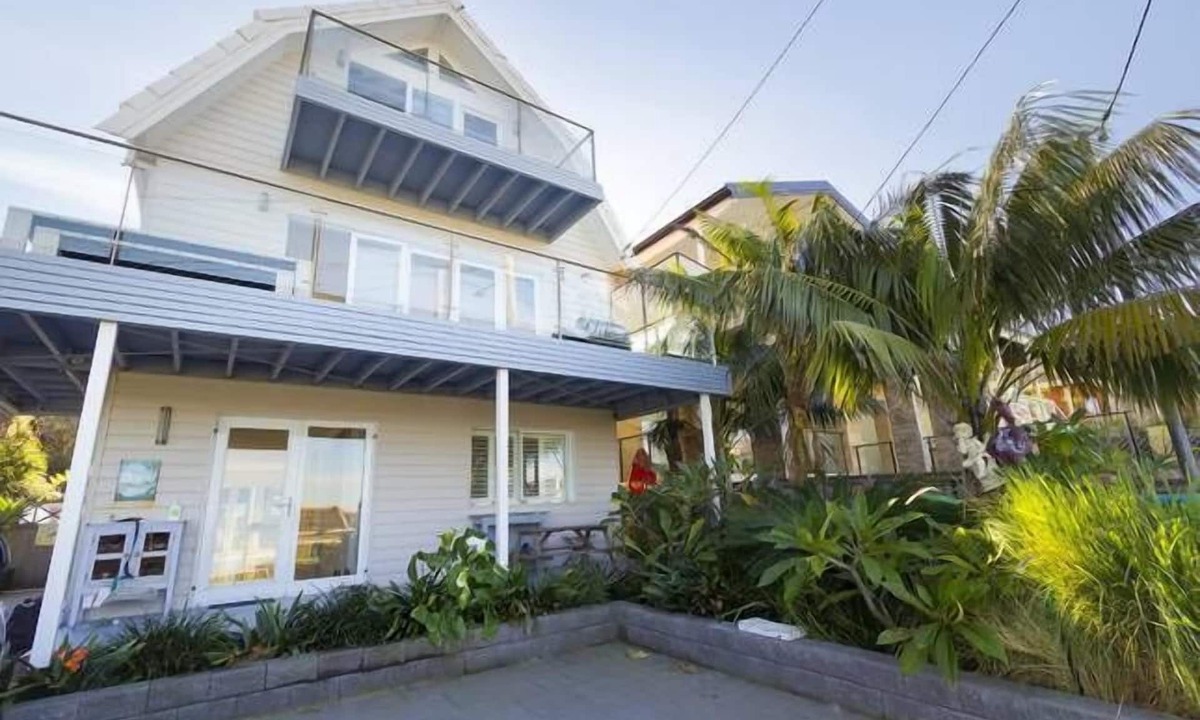 North Curl Curl House | Fantastic Beach House with Sensational Ocean Views. 3 min walk to Beach