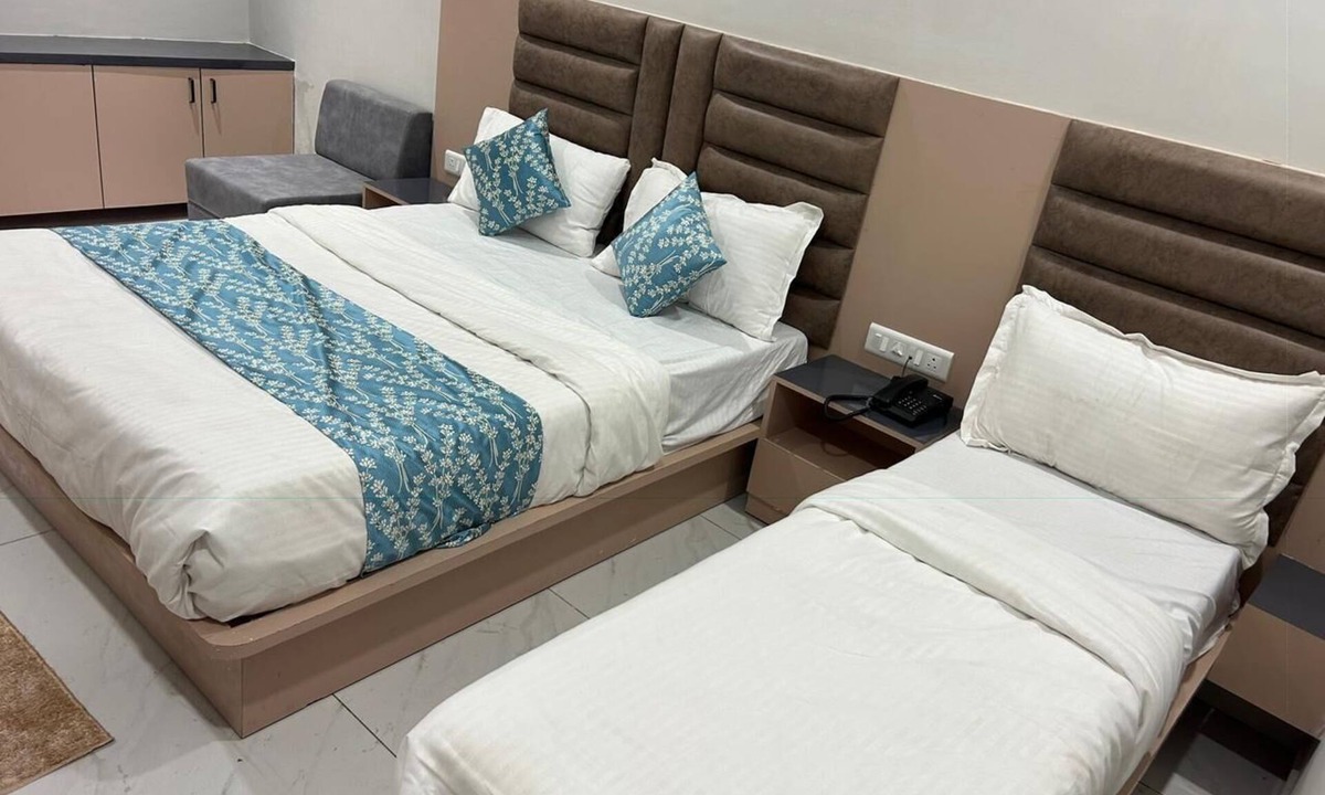 Ahmedabad Hotel | Fantastic Primium 7-bedroom hotel with AC in charming Ahmedabad