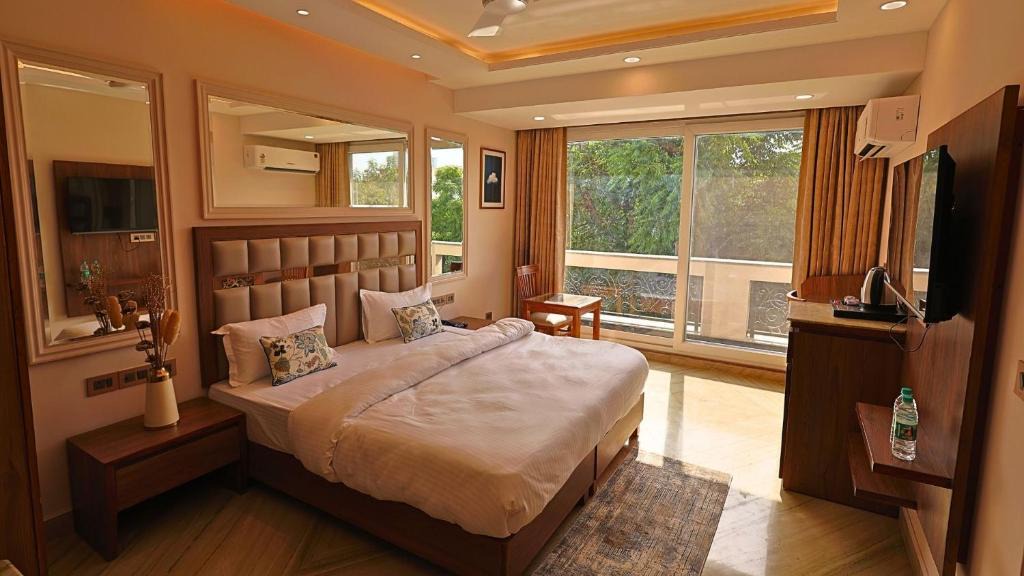 Sushant Lok Hotel | FlxHo Horizon ONE - Luxury Hotel & Residences Golf Course Road, 2 Min from 42-43 Metro Station