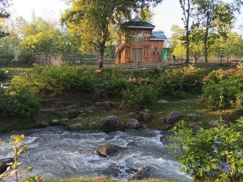 Srinagar Ski Chalet | Forest Cabin Stay in Doodpathri - Perfect for Couples, Bonfire, BBQ