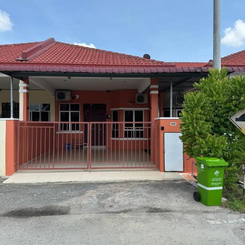 Kampung Sungai Dingin House | FR homestay
