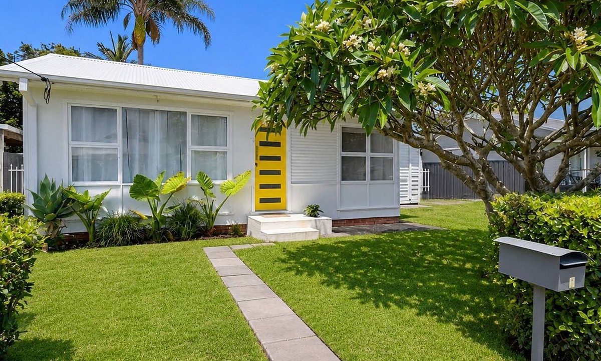 Budgewoi House | Frangipani Hideaway - Close to everything!