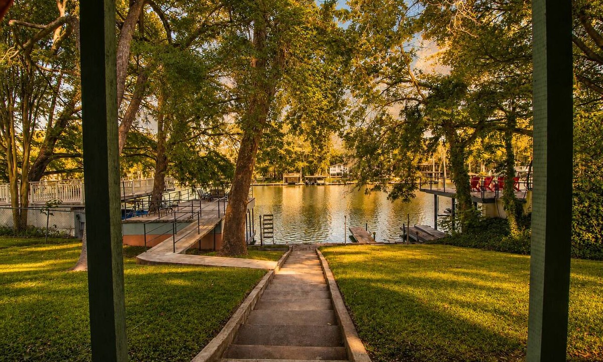 McQueeney House | Funshine | Riverfront house in Mc Queeney with guest house, river views, grill