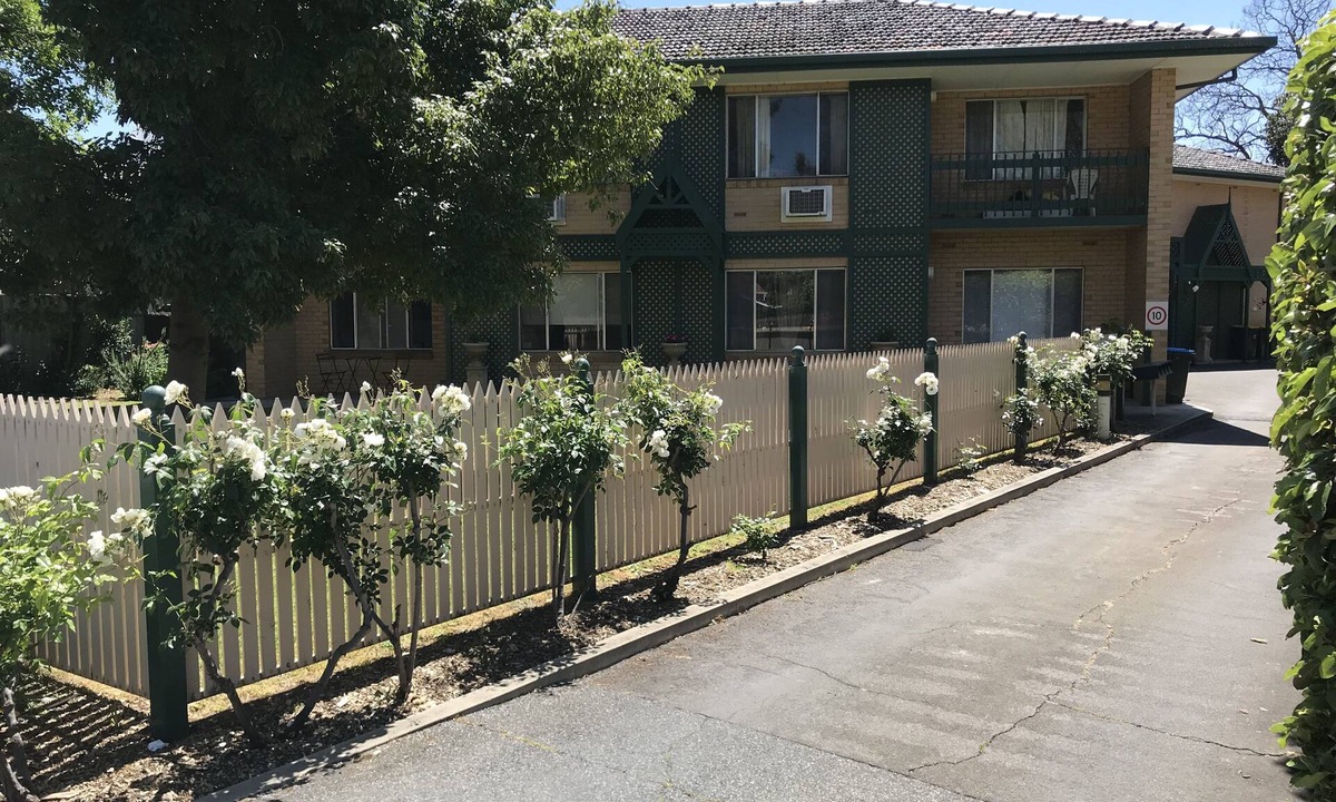 Walkerville Apartment | GREAT/SPACIOUS TWO BEDROOM GROUND FLOOR UNIT ONLY 5 MINUTES FROM THE CITY!