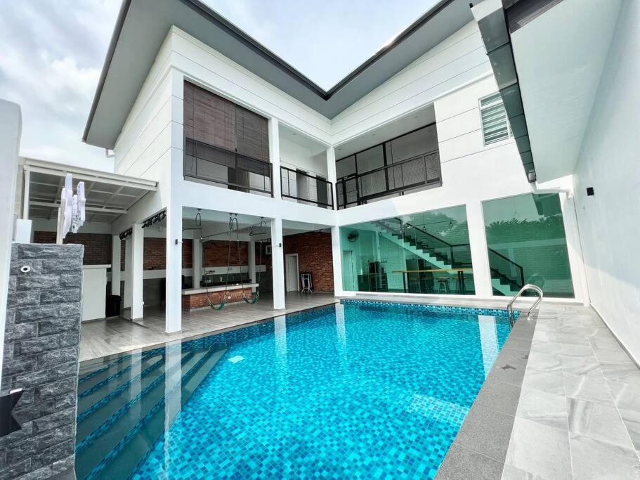 Cheng Villa | H&H 3 【Karaoke Private Pool BBQ Steamboat 19 Pax】