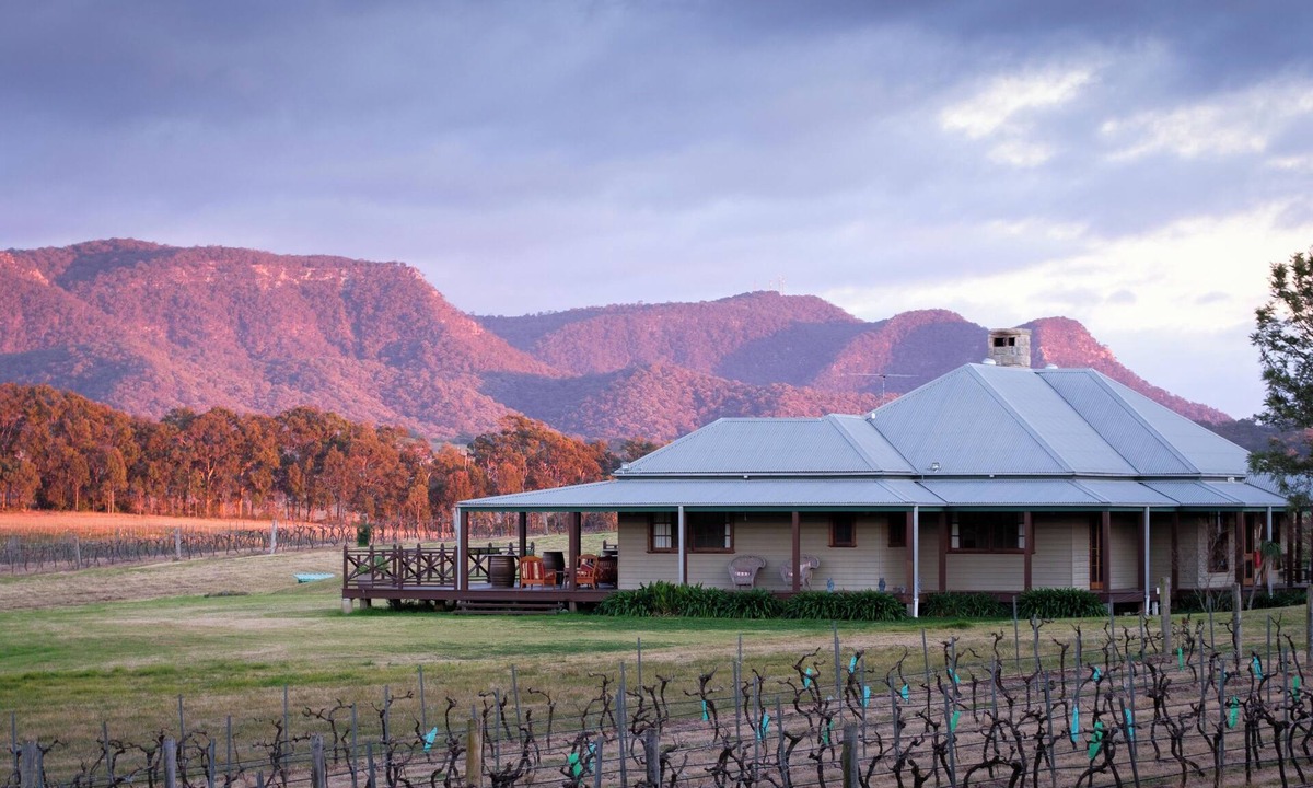 Pokolbin House | Hanging Tree Homestead - vineyard views, nature & farm animals. Pet-Friendly!