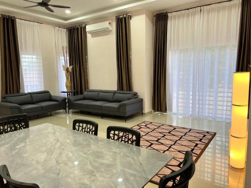 Taman Abu Zarim Villa | Heza Twin 1&2 - Karaoke, Pool & BBQ