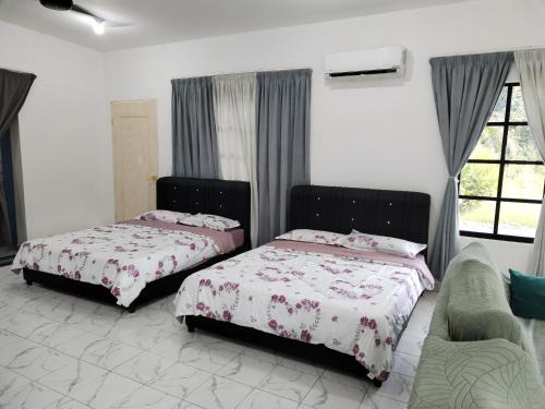 Interior Divison House | Homestay Rezquna Family Room