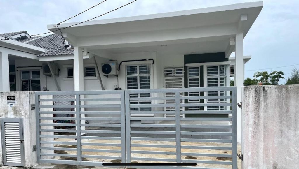 Paka House | Homestay Taman Tiara Paka Bedroom-3 Aircond-3 Unify-Netflix Coway 8-Person
